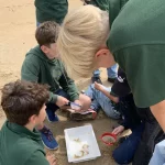 3 élèves de 5ème de l'Institut saint dominique de pau recueillent des déchets plastiques sur la plage
