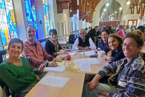 Les enseignants de l'Institut Saint-Dominique travaillent, en petits groupes, à l'écriture du nouveau projet d'établissement