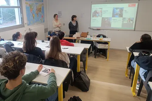 Les terminales STL SPCL accueillent dans leur classe deux intervenantes en chimie de l'entreprise Arkema