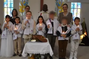5 écoliers et 2 collégiens reçoivent le baptême dans la chapelle de l'institut saint-dominique