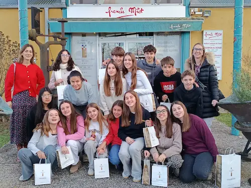 Les correspondants espagnols de Huesca devant la Féérie gourmande Francis Miot à uzos