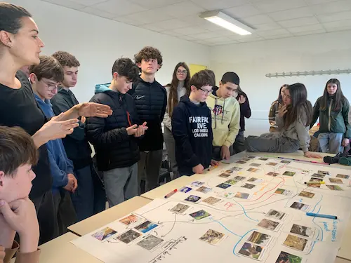 Les élèves de 3ème de l'institut saint dominique de pau créent une fresque sur le sol dans le acdre de leur EPI sur l'agriculture.