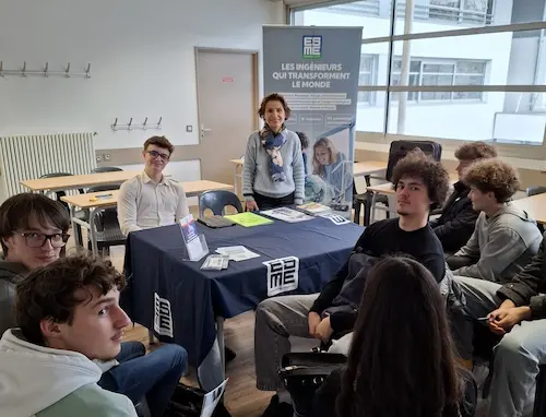 forum des métiers avec des intervenants de différentes écoles à l'institut saint-dominique de pau