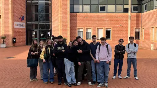 Les élèves de terminale stmg devant l'école de commerce de pau Eklore