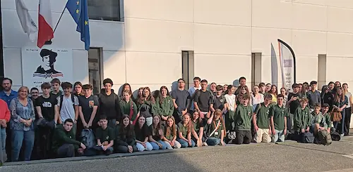 Les 3èmes de l'institut saint-dominique devant le musée de la résistance et de la déportation de pau