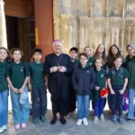 11 élèves de 6ème de l'institut saint dominique de pau avec Mgr Aillet devant la cathédrale de Bayonne