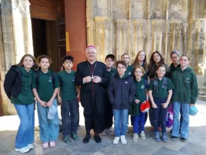 11 élèves de 6ème de l'institut saint dominique de pau avec Mgr Aillet devant la cathédrale de Bayonne